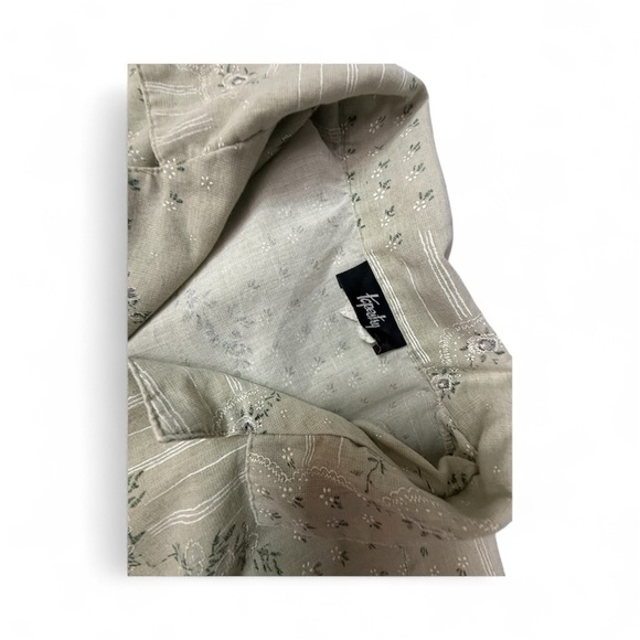 Light Tan Floral Shirt
 Size on picture no label on shirt 
Tap - Picture 2 of 5